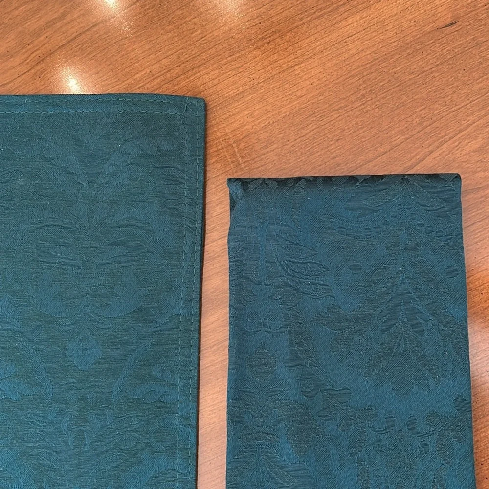 Set of 8 placemats and 8‎ napkins. Maroon red. New without tags. Never used.